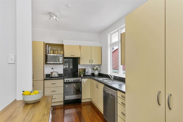 Photo of property in 8 Paisley Terrace, Karori, Wellington, 6012