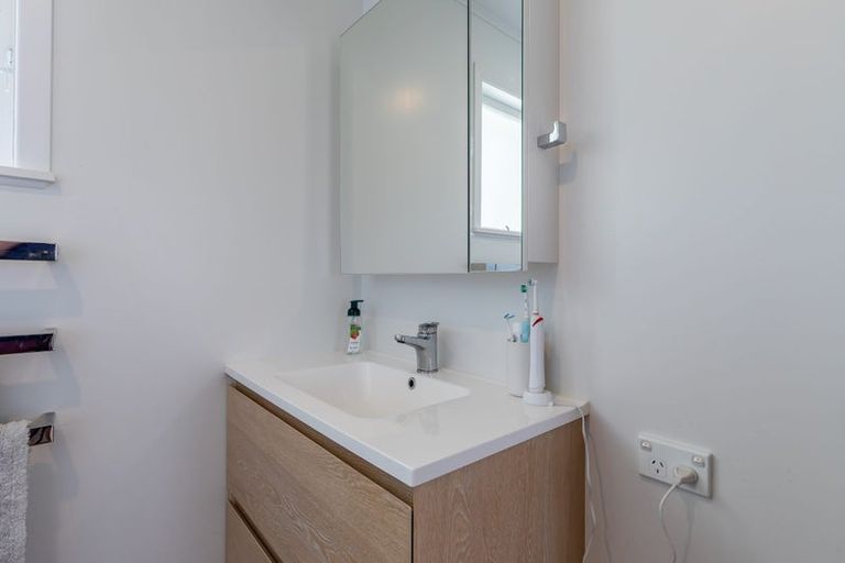 Photo of property in 40 Gill Avenue, Te Atatu Peninsula, Auckland, 0610