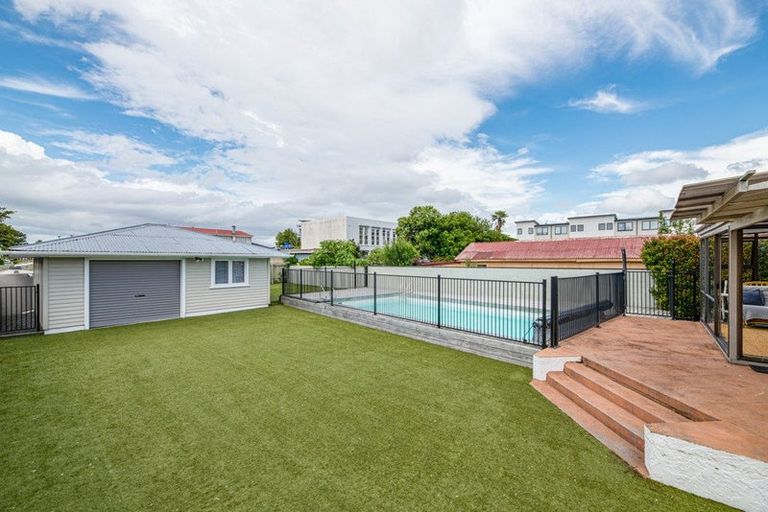 Photo of property in 13 Peachgrove Road, Te Atatu Peninsula, Auckland, 0610
