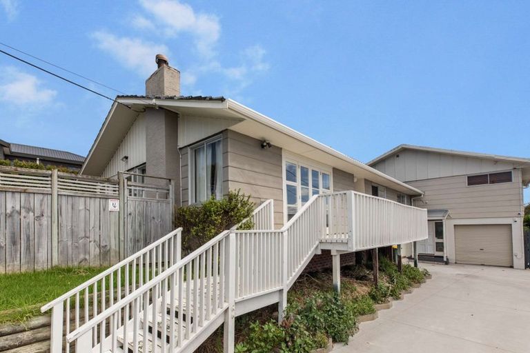 Photo of property in 1/16 Stanley Road, Glenfield, Auckland, 0629