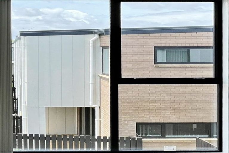 Photo of property in 2 Mikoikoi Crescent, Mangere Bridge, Auckland, 2022