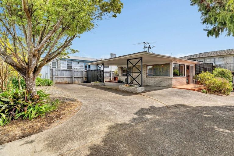 Photo of property in 1 Pleasant Road, Glen Eden, Auckland, 0602