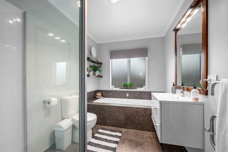 Photo of property in 5 Minerva Avenue, Helensville, 0800