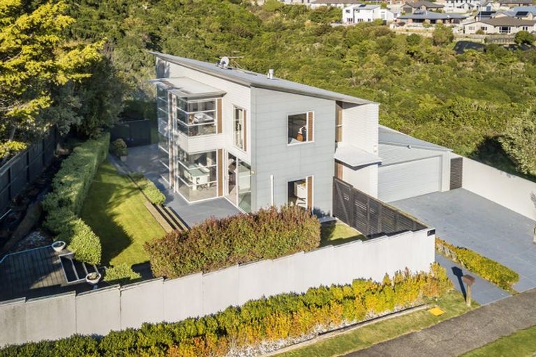 Photo of property in 7 Pikitanga Close, Tawa, Wellington, 5028