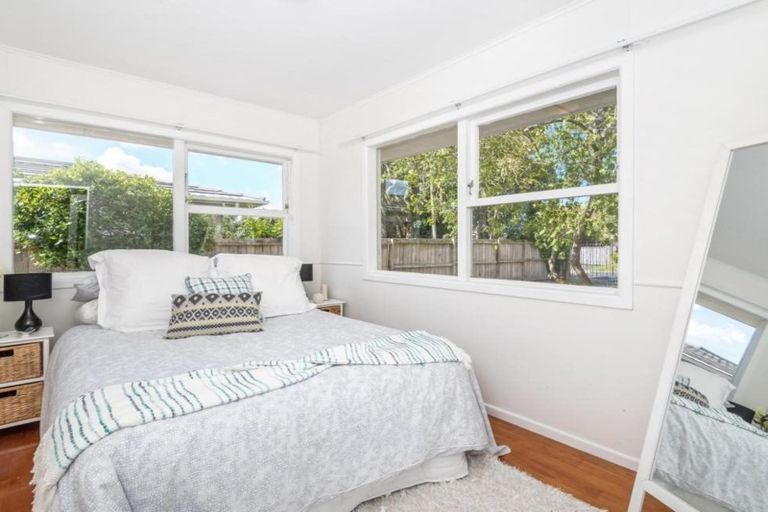 Photo of property in 6 Gill Avenue, Te Atatu Peninsula, Auckland, 0610