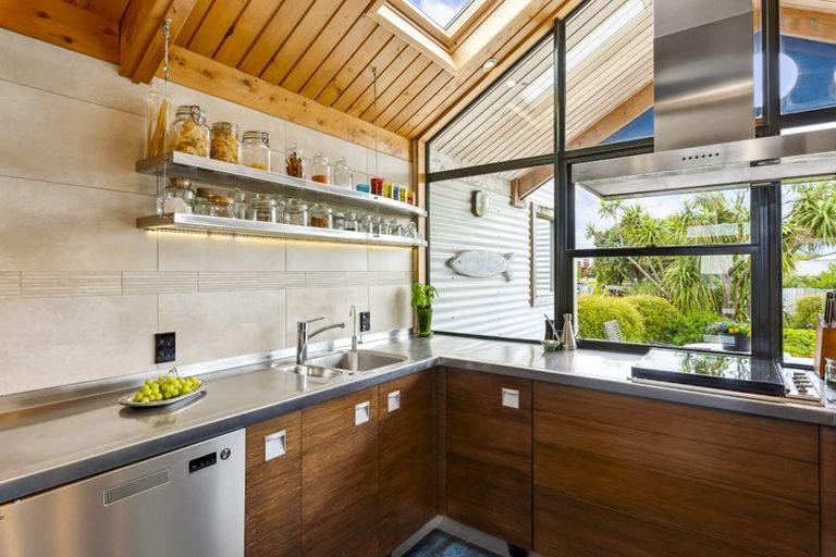 Photo of property in 5 Nuhaka Place, Paraparaumu Beach, Paraparaumu, 5032