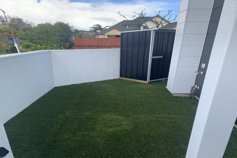 Photo of property in 1/2 Jadewynn Drive, Massey, Auckland, 0614