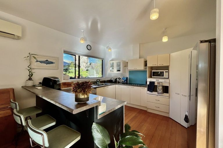 Photo of property in 6 Armstrong Avenue, Saint Martins, Christchurch, 8022