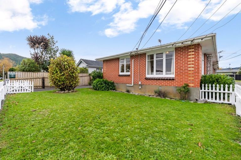 Photo of property in 1/6 Oxford Crescent, Ebdentown, Upper Hutt, 5018