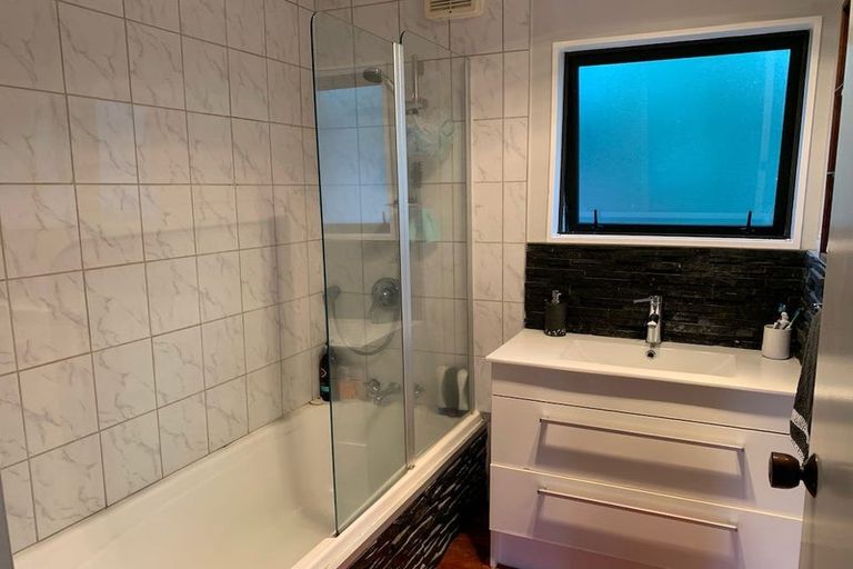 Photo of property in 6 Nielsen Place, Massey, Auckland, 0614