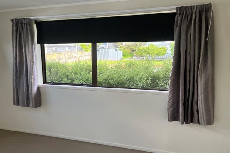 Photo of property in 8 Louise Place, West Harbour, Auckland, 0618