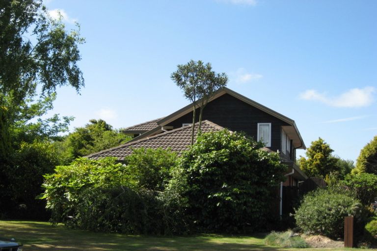 Photo of property in 14 Harkness Place, Avonhead, Christchurch, 8042