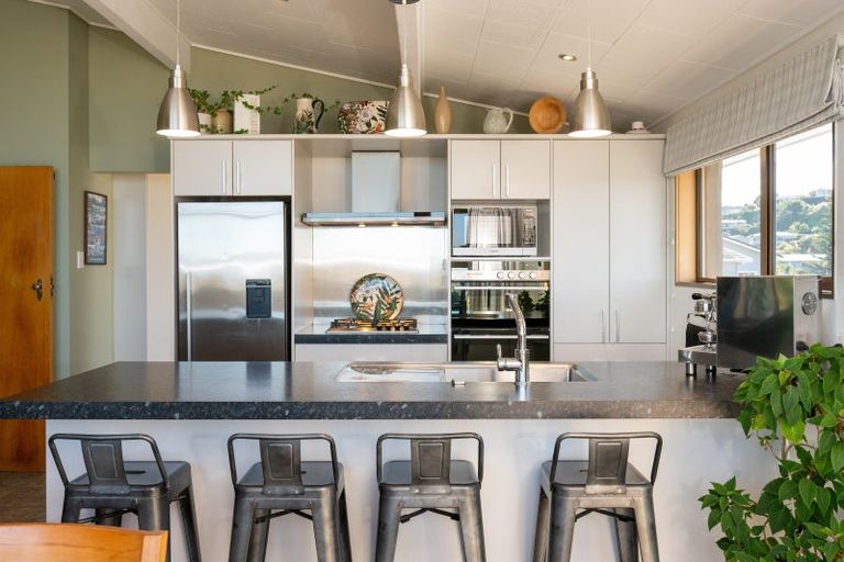 Photo of property in 33 Enfield Road, Hospital Hill, Napier, 4110