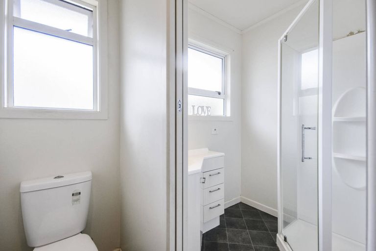 Photo of property in 20 Peachgrove Road, Te Atatu Peninsula, Auckland, 0610