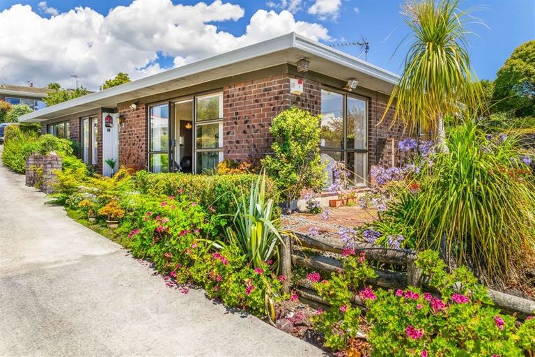 Photo of property in 101 Colwill Road, Massey, Auckland, 0614