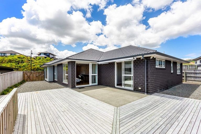 Photo of property in 9 Wairau Lane, Aotea, Porirua, 5024