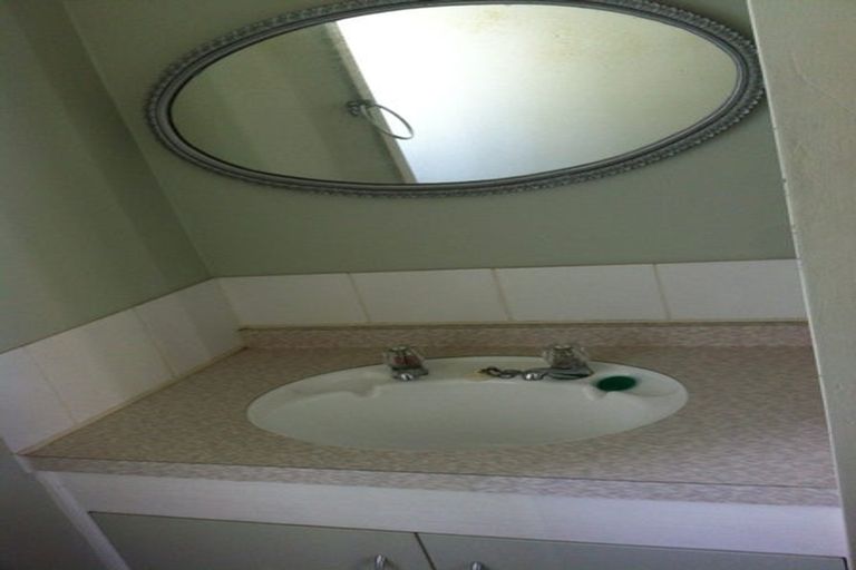 Photo of property in 2/138 Sunset Road, Unsworth Heights, Auckland, 0632