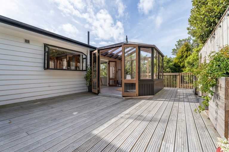 Photo of property in 8 Hillview Crescent, Paparangi, Wellington, 6037