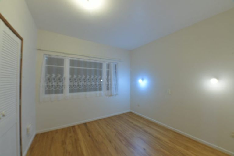 Photo of property in 32 Te Atatu Road, Te Atatu South, Auckland, 0610