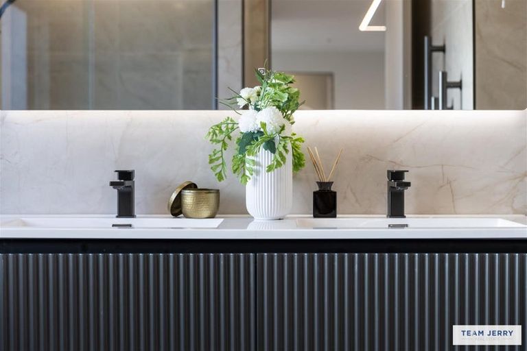 Photo of property in 4 Seawind Way, Hobsonville, 0616