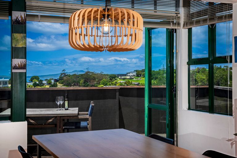 Photo of property in 6 Gannet Point, Rothesay Bay, Auckland, 0630