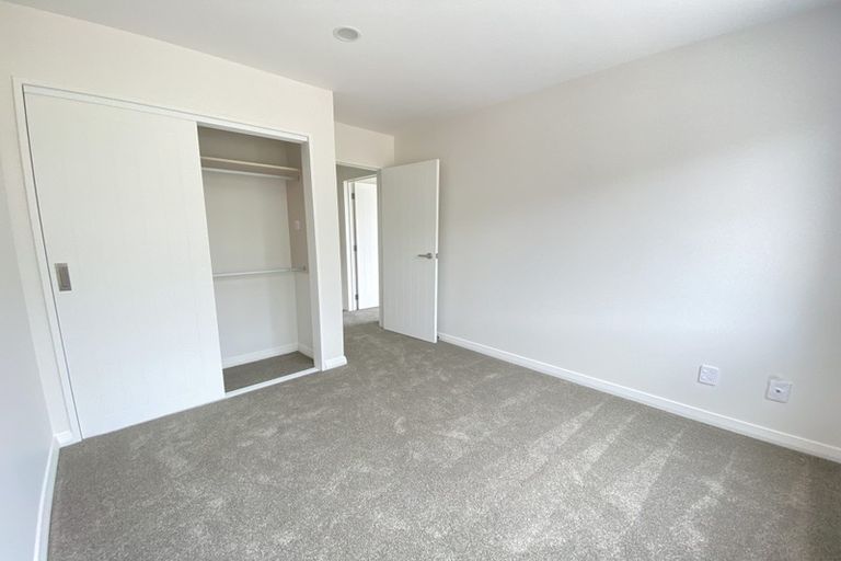 Photo of property in 22 Lorikeet Place, Unsworth Heights, Auckland, 0632