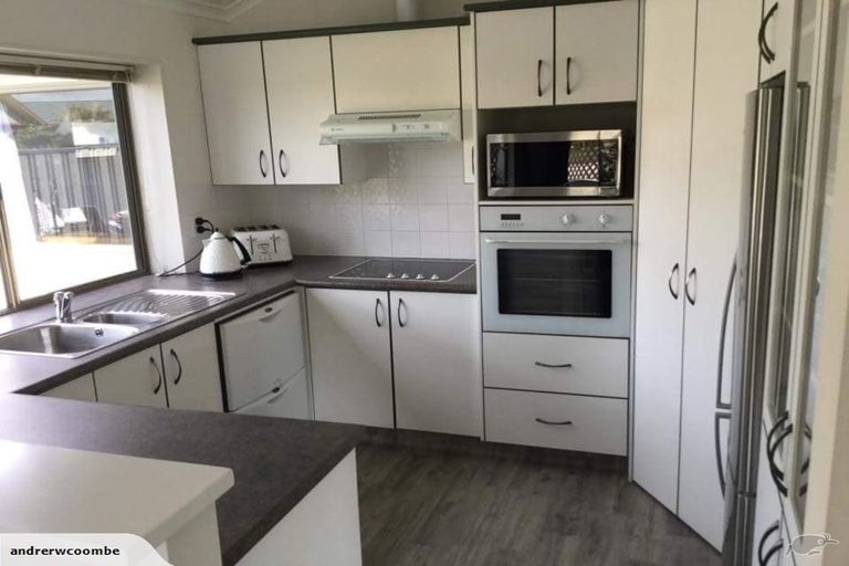 Photo of property in 16 Claridge Place, Taradale, Napier, 4112