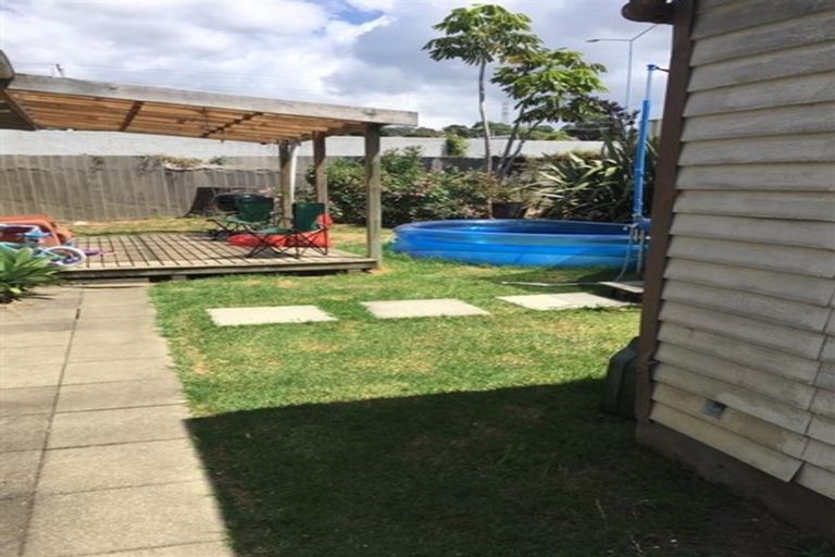 Photo of property in 17 Huruhuru Road, Massey, Auckland, 0614