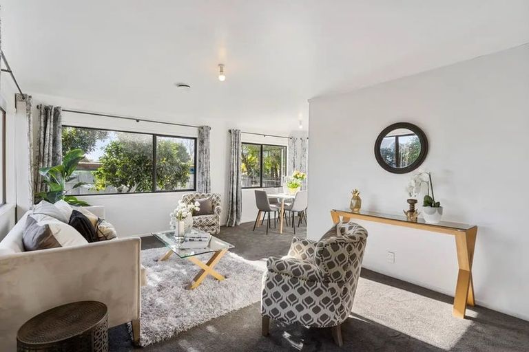 Photo of property in 2/128a Bruce Mclaren Road, Henderson, Auckland, 0612