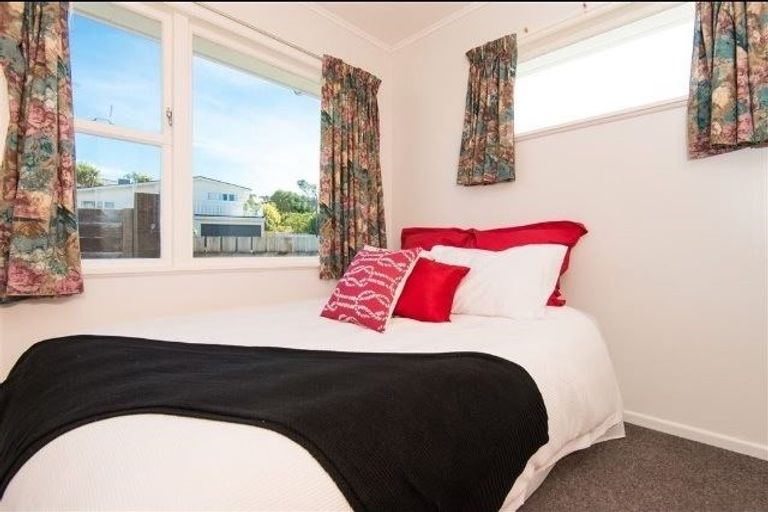 Photo of property in 21 Quigley Street, Newlands, Wellington, 6037