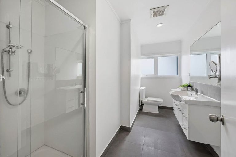 Photo of property in 26 Pickwick Parade, Mellons Bay, Auckland, 2014
