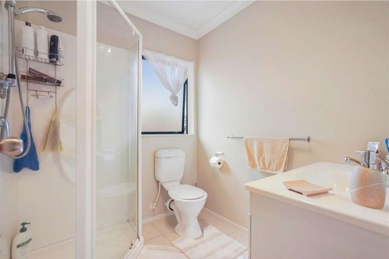 Photo of property in 12 Mediterranean Way, Goodwood Heights, Auckland, 2105