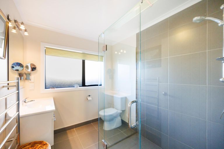 Photo of property in 12 Ron Place, Fitzherbert, Palmerston North, 4410