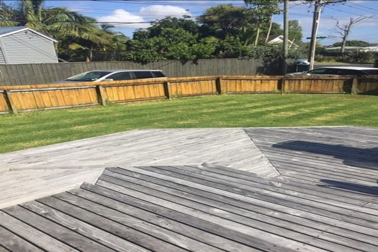 Photo of property in 13 Rewarewa Road, Te Atatu Peninsula, Auckland, 0610