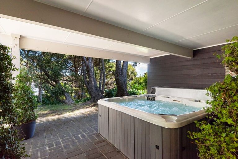 Photo of property in 8 Poaka Place, Beach Haven, Auckland, 0626