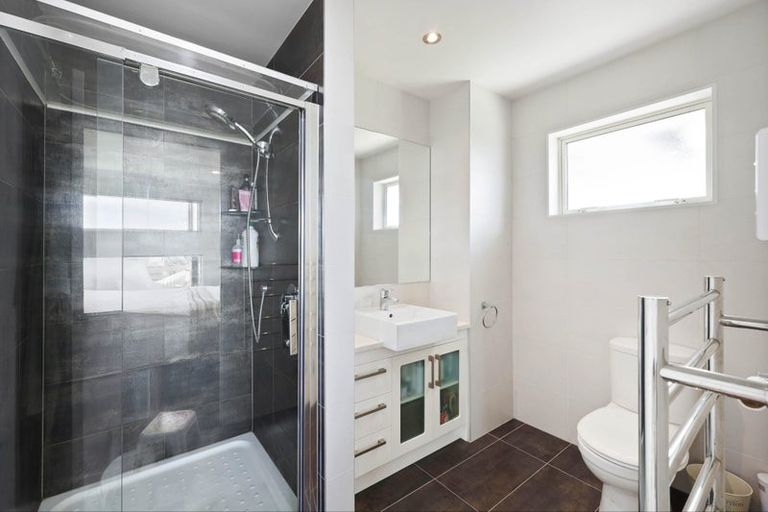 Photo of property in 111 Lake Panorama Drive, Henderson Valley, Auckland, 0612