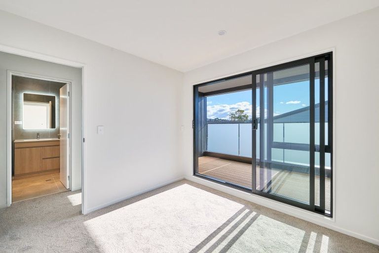 Photo of property in 4/147c Carlisle Road, Northcross, Auckland, 0632