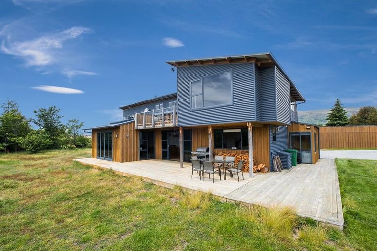 Photo of property in 2 Cleland Close, Wanaka, 9382