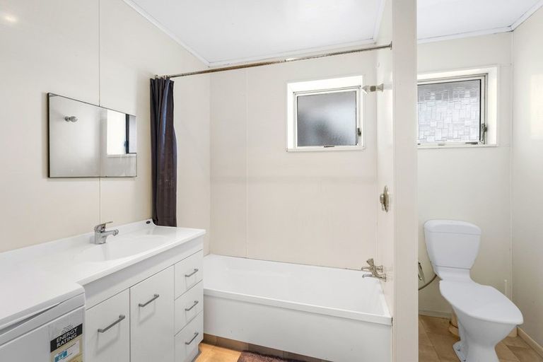 Photo of property in 9a Edgecombe Street, Newlands, Wellington, 6037