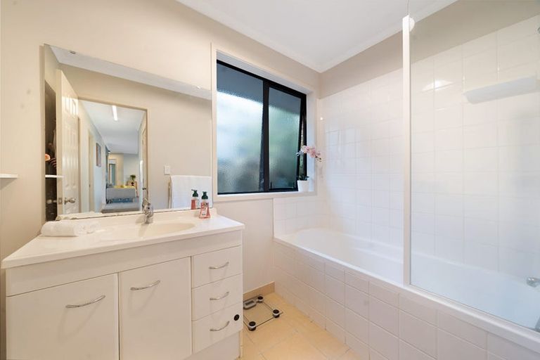 Photo of property in 32 Te Kauri Place, Helensville, 0800