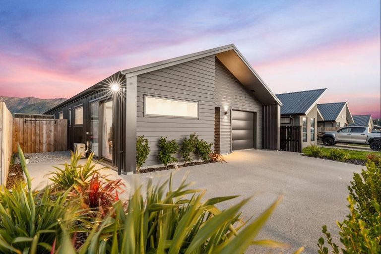 Photo of property in 9 Caton Street, Lake Hawea, 9382