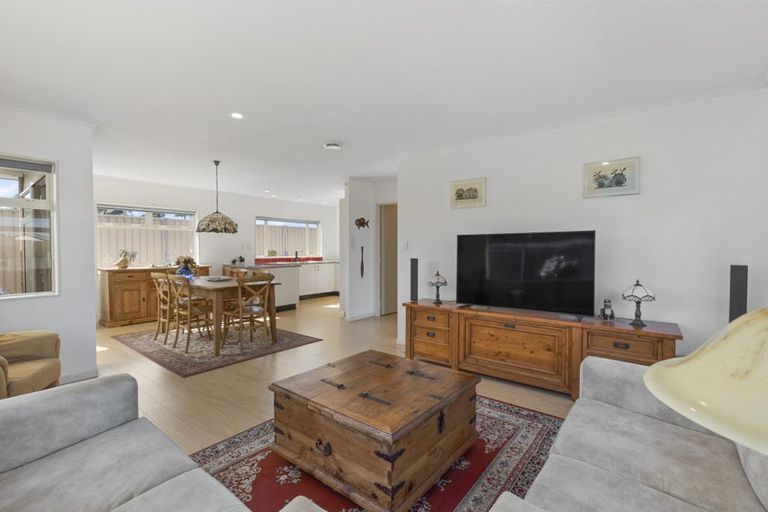 Photo of property in 20 Francis Skinner Place, Orewa, 0931