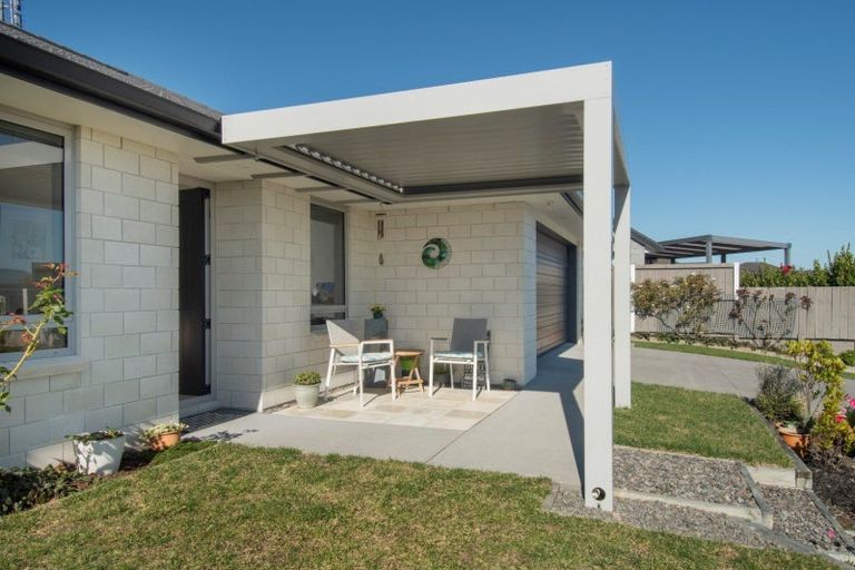 Photo of property in 76 Bert Wall Drive, Omokoroa, 3114
