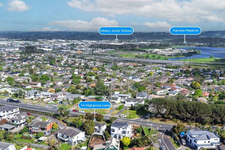 Photo of property in 1a Highgrove Lane, Totara Vale, Auckland, 0632