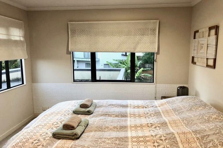 Photo of property in 16 Provence Esplanade, Te Atatu Peninsula, Auckland, 0610