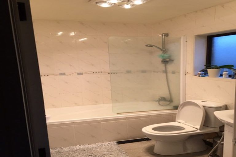 Photo of property in 2/9 Northall Road, New Lynn, Auckland, 0600