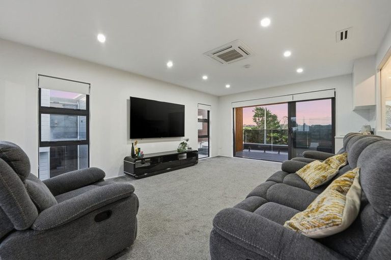 Photo of property in 7d Babich Road, Henderson Valley, Auckland, 0614