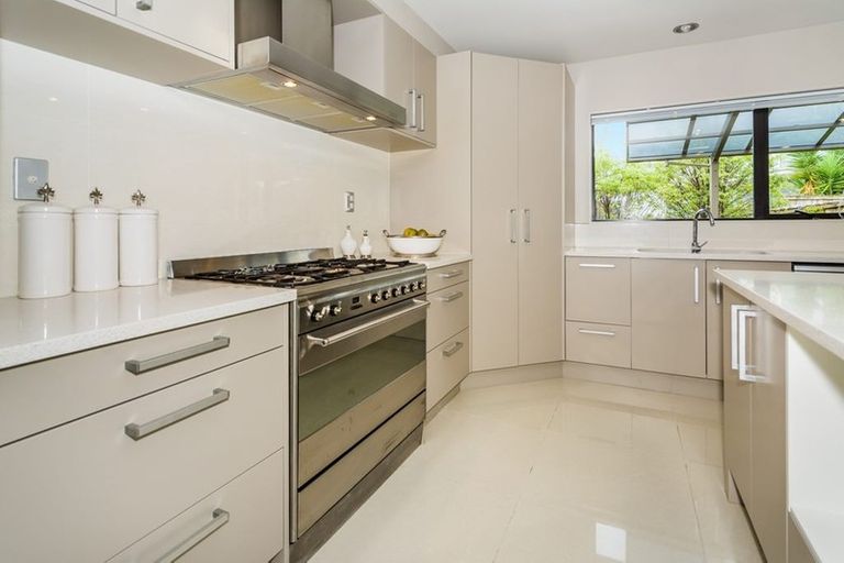 Photo of property in 42 Bur Oak Terrace, Schnapper Rock, Auckland, 0632