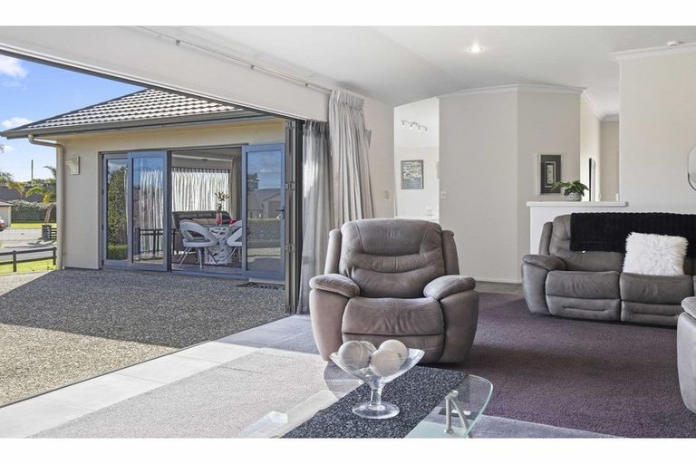 Photo of property in 1 Gleaming Place, Waiuku, 2123