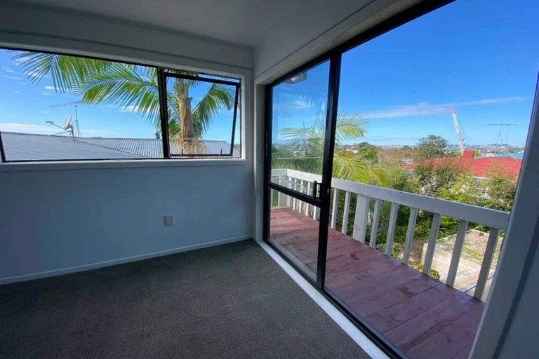 Photo of property in 54 Potter Avenue, Northcote, Auckland, 0627